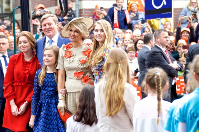 Persfoto van de koninklijke family in amersfoort tijdens koningsdag.