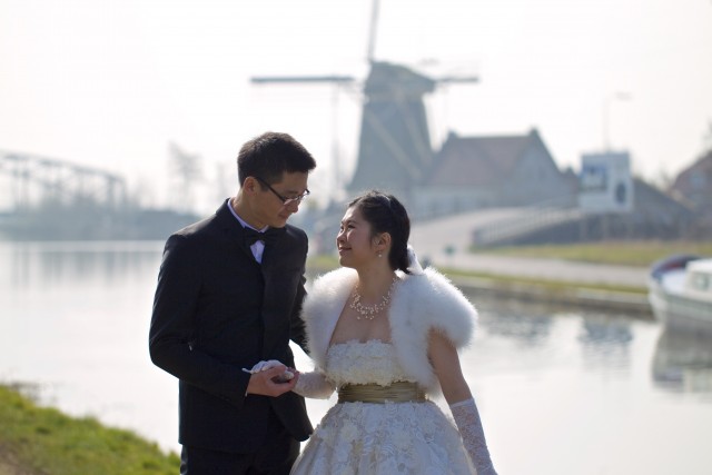 Bruidspaar voor een Nederlandse molen